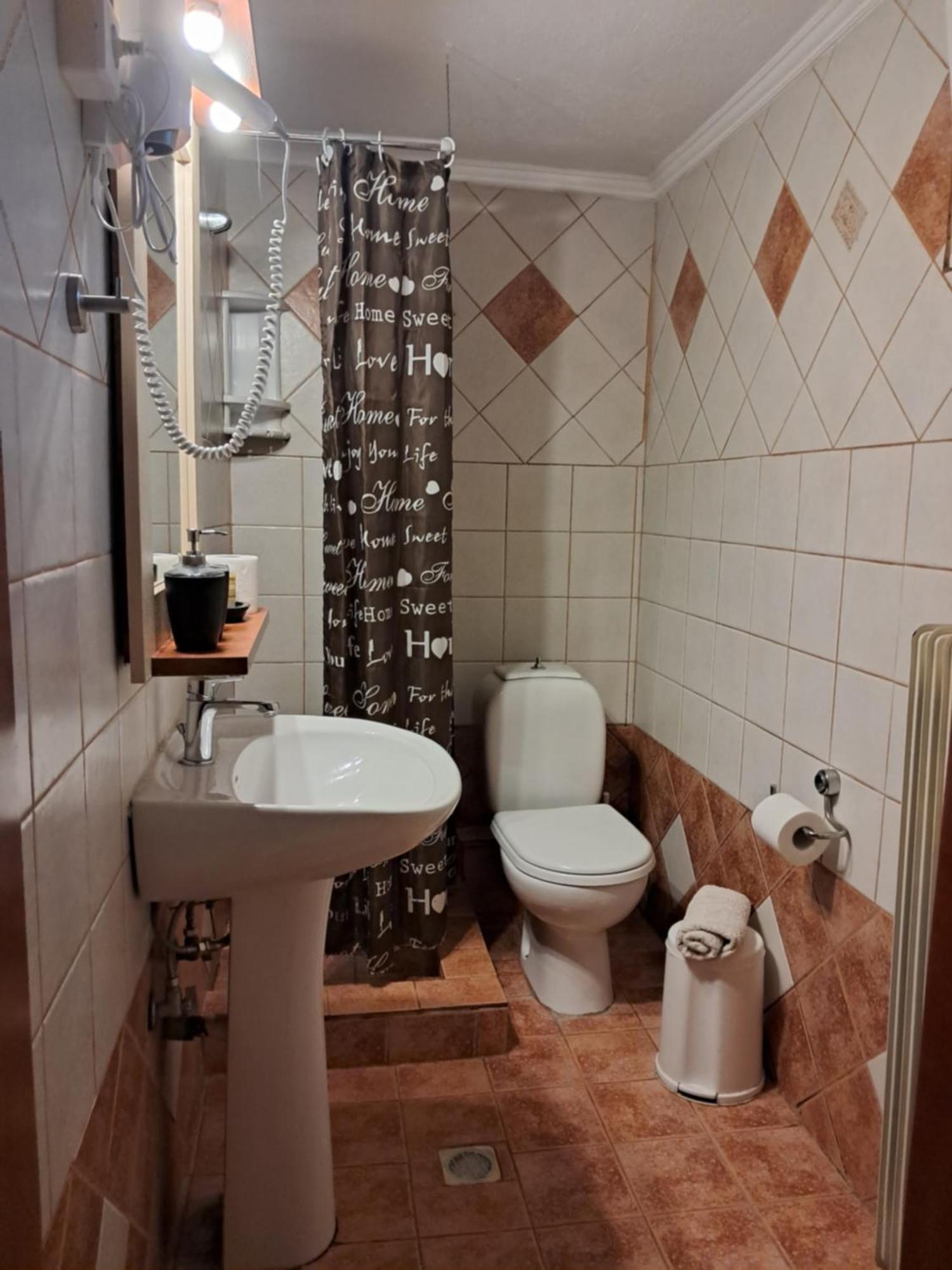 Erodios Guesthouse Káto Loutrákion Exteriör bild